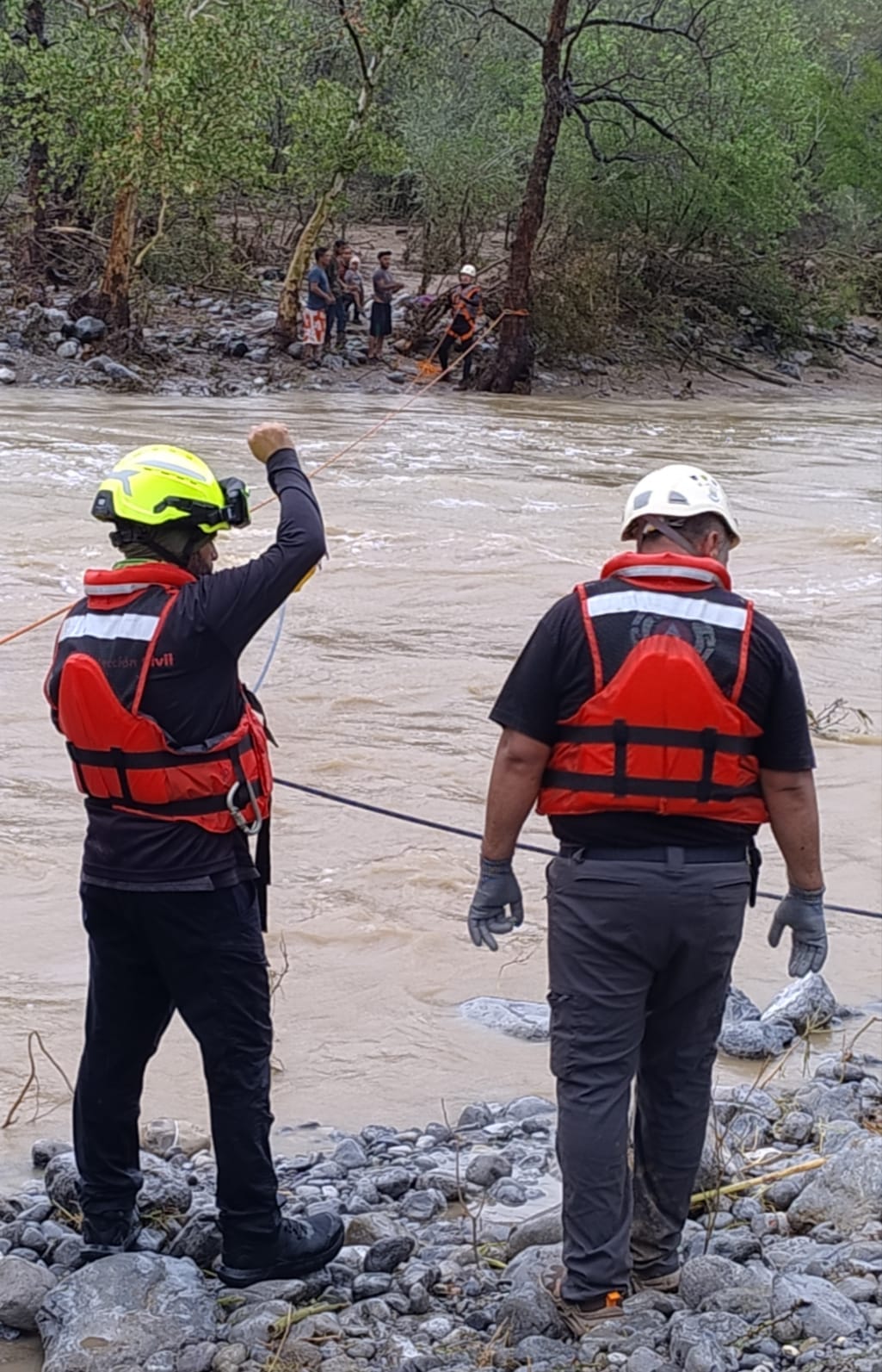 Un arduo trabajo por parte del personal de Protección Civil para el rescate de la familia.
