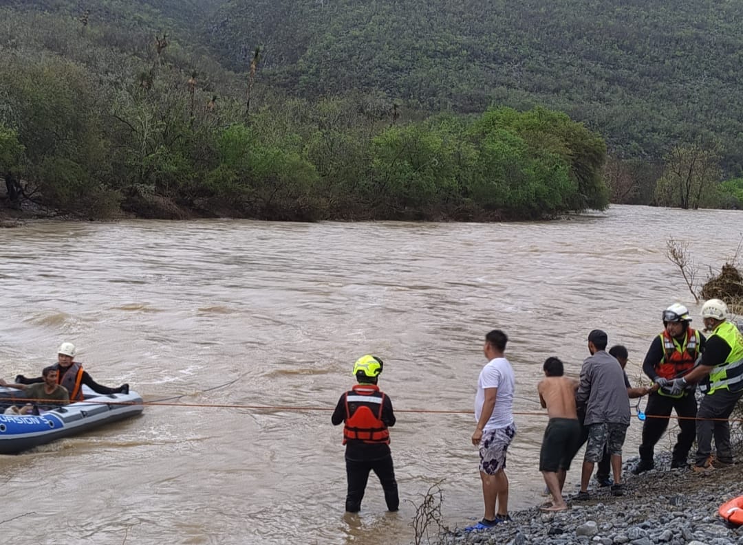 Tras cuatro horas se logró el rescate de la familia en Padilla que había quedado incomunicada.