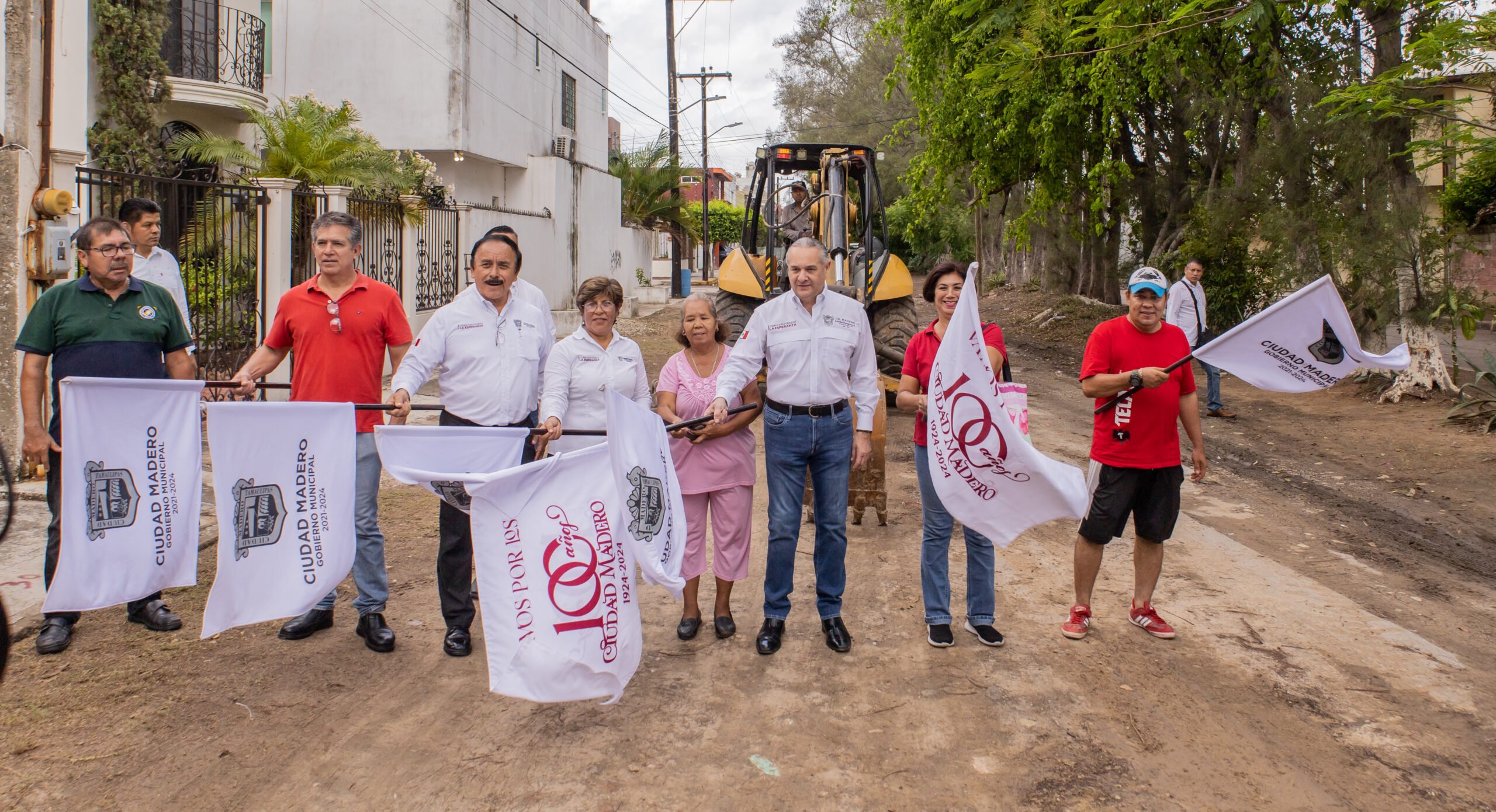 El alcalde dio el banderazo de pavimentación a la calle Josefa Ortiz de Domínguez de la colonia Delfino Reséndiz.