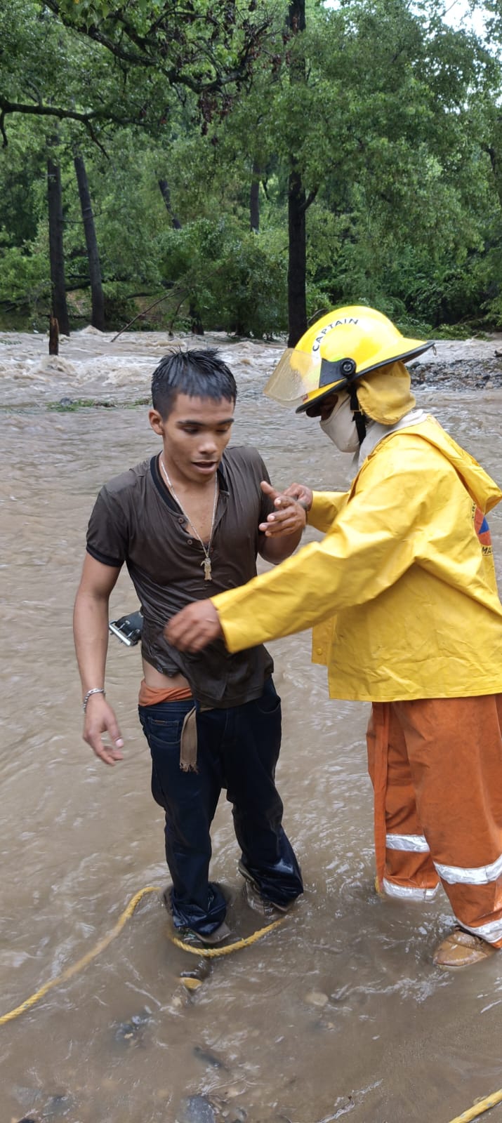 José Manuel Jaramillo Ruiz de 18 años, fue rescatado al quedar atrapado en medio del río.