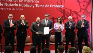 Photo of Entrega Américo patentes de aspirante a notarios públicos