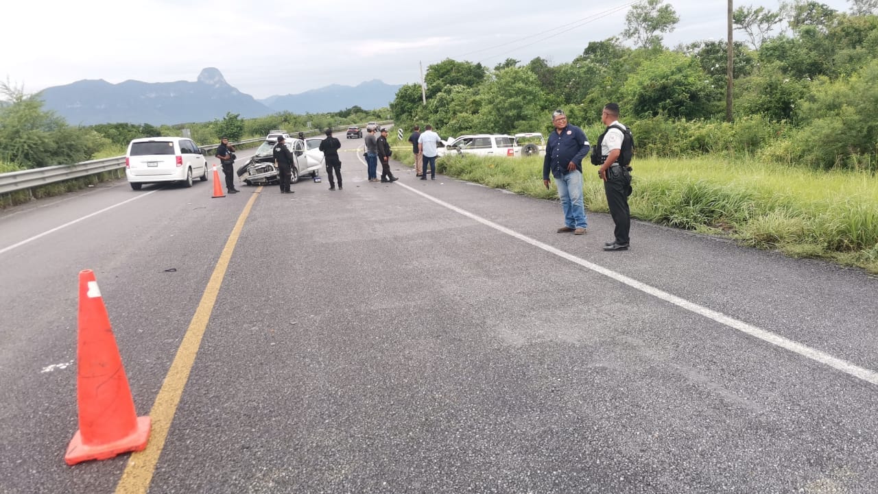 La camioneta y el vehículo chocaron de frente, provocando la muerte de cinco de sus tripulantes.