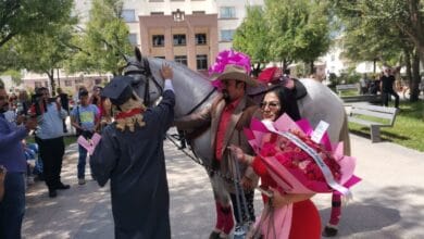 Photo of Su papá la sorprende con un caballo como regalo de graduación