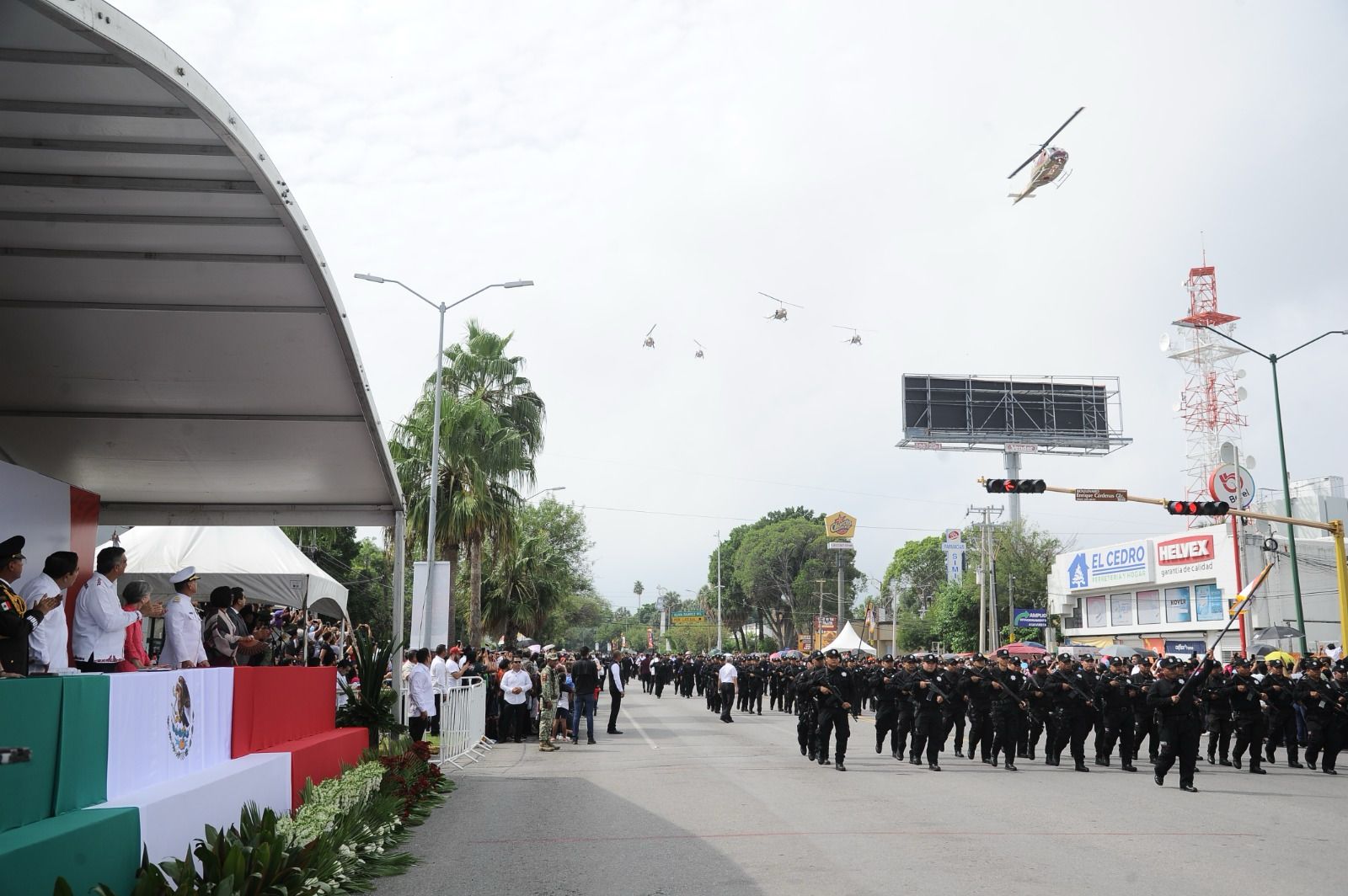 En el desfile participaron helicópteros de la Guardia Estatal y Protección Civil.