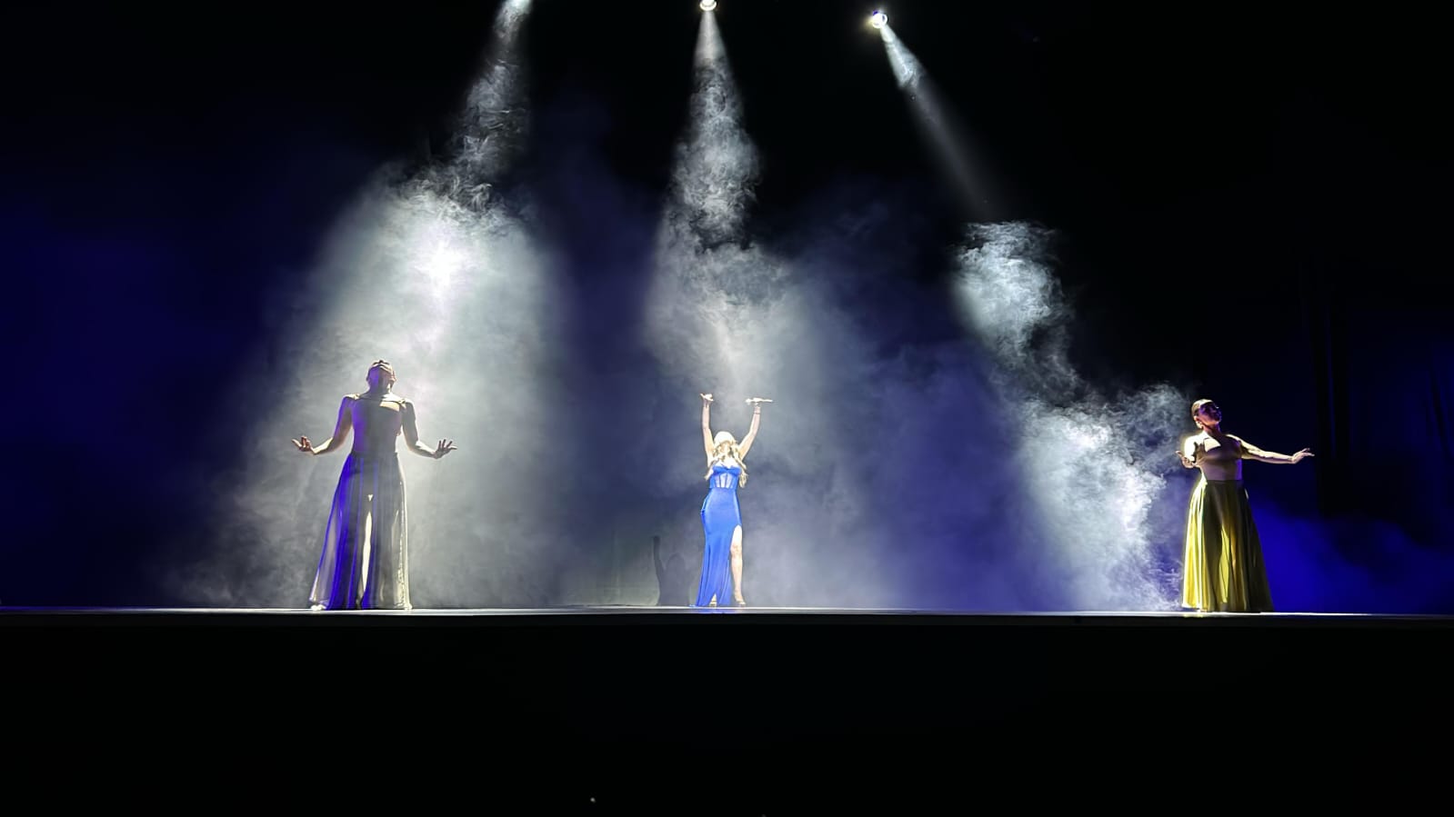 Este show combina un lenguaje corporal único que fusiona danza contemporánea, folclórica, urbana y moderna, para expresar el orgullo y la riqueza cultural colombiana.