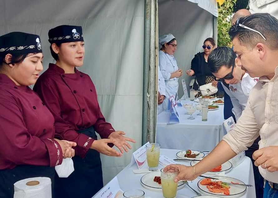 Yashia Inés Saldívar Lara y Dora Sayuri Palomino Ramírez, alumnas del ITACE plantel Matamoros.