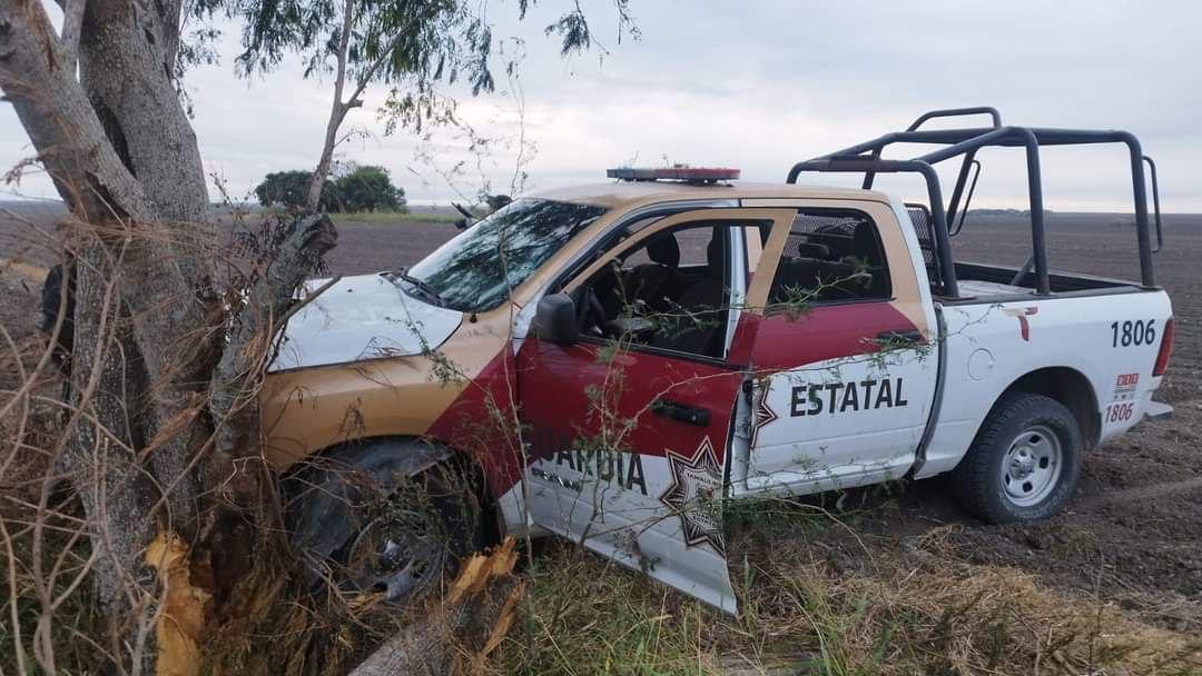 La patrulla robada fue estrellada contra un árbol y abandonada por los delincuentes.