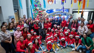 Photo of Preside Rector encendido del pino navideño Familia UAT