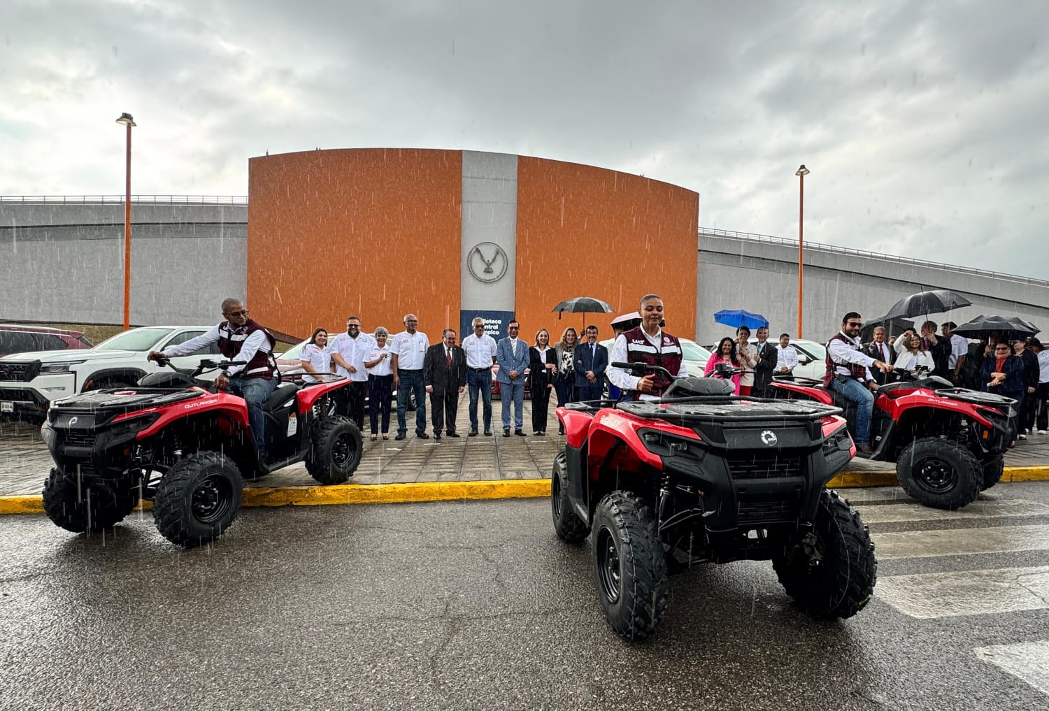 Dámaso Anaya Alvarado entregó equipamiento para la protección y seguridad de la comunidad universitaria.