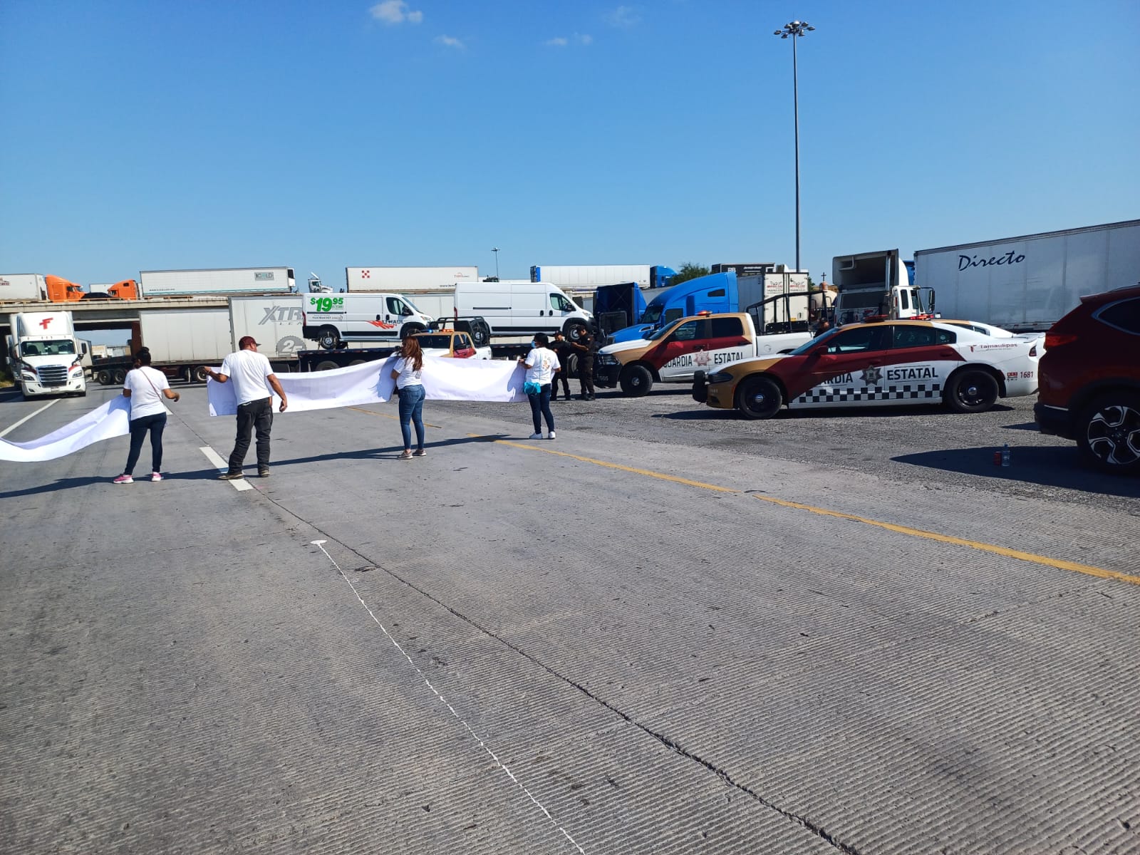 Con mantas y cartulinas, lanzaron consignas por la presencia de militares y elementos de la Guardia Nacional en Nuevo Laredo.