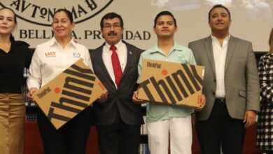 Photo of Entrega rector apoyos a estudiantes de la UAT en Nuevo Laredo