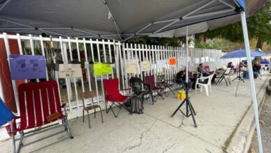 Photo of Inscripciones: Padres acampan afuera de secundaria en Victoria