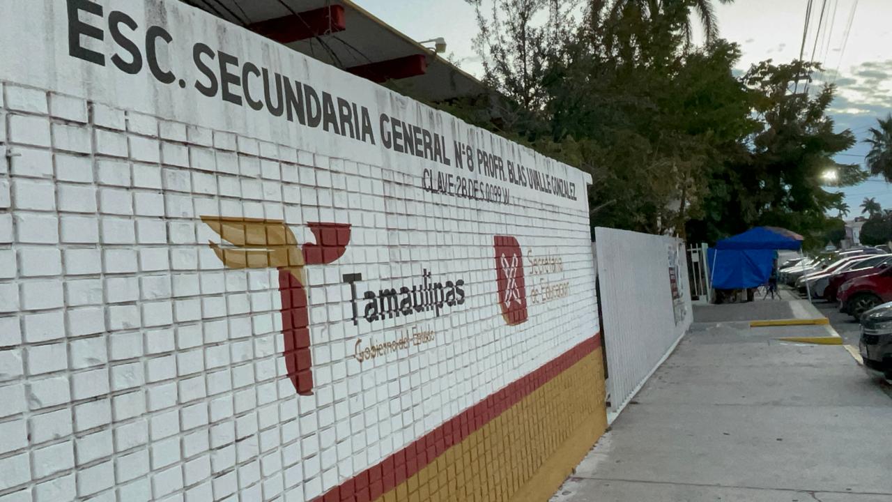 Los padres de familia esperan un lugar para sus hijos en la escuela Secundaria General Número Ocho "Blas Uvalle González", de ciudad Victoria.