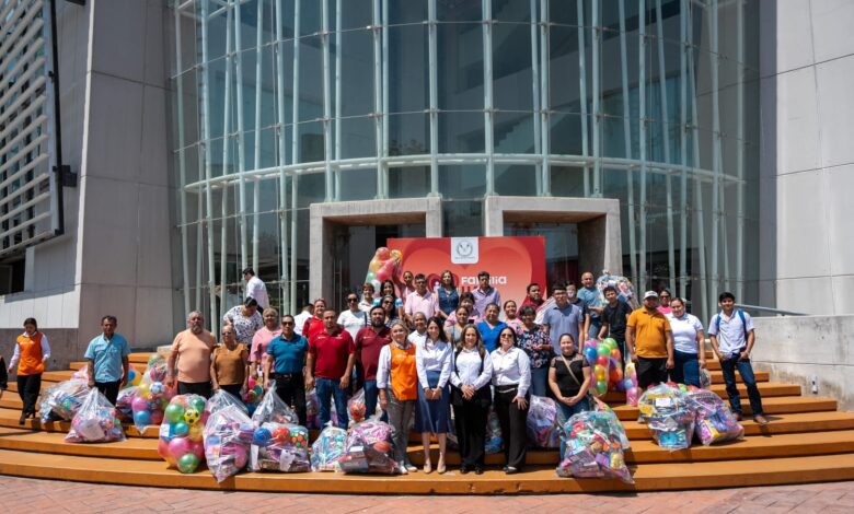 La Universidad Autónoma de Tamaulipas, a través de Familia UAT, llevó a cabo la entrega simbólica de más de tres mil juguetes de la colecta universitaria “Alegrando Corazones 2025”.