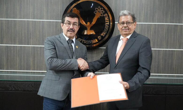 El Rector Dámaso Anaya Alvarado dio el nombramiento de abogado general de la UAT a Ismael Quintanilla Acosta.