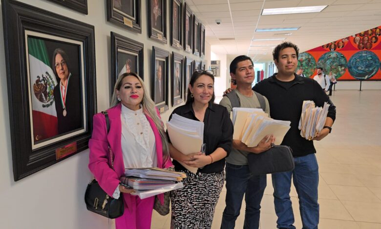 Ciudadanos acudieron al Congreso a llevar ocho mil firmas que se suman a las 15 mil entregadas anteriormente para promover la destitución del alcalde Carlos Peña y del Cabildo de Reynosa.