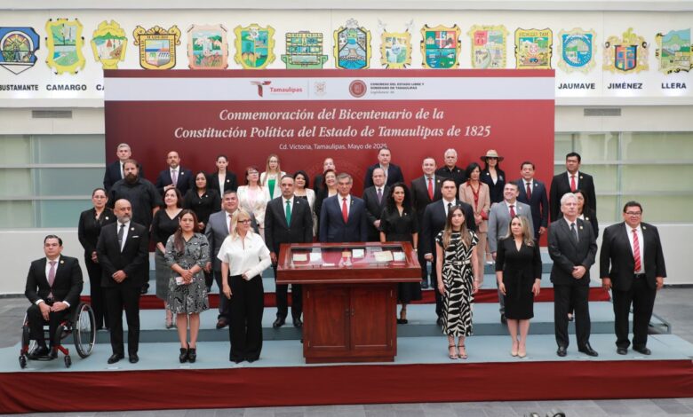 Los titulares de los tres poderes del Estado y diputados del Congreso de Tamaulipas, realizaron una guardia en el “Muro de Honor de los Constituyentes Tamaulipecos”.