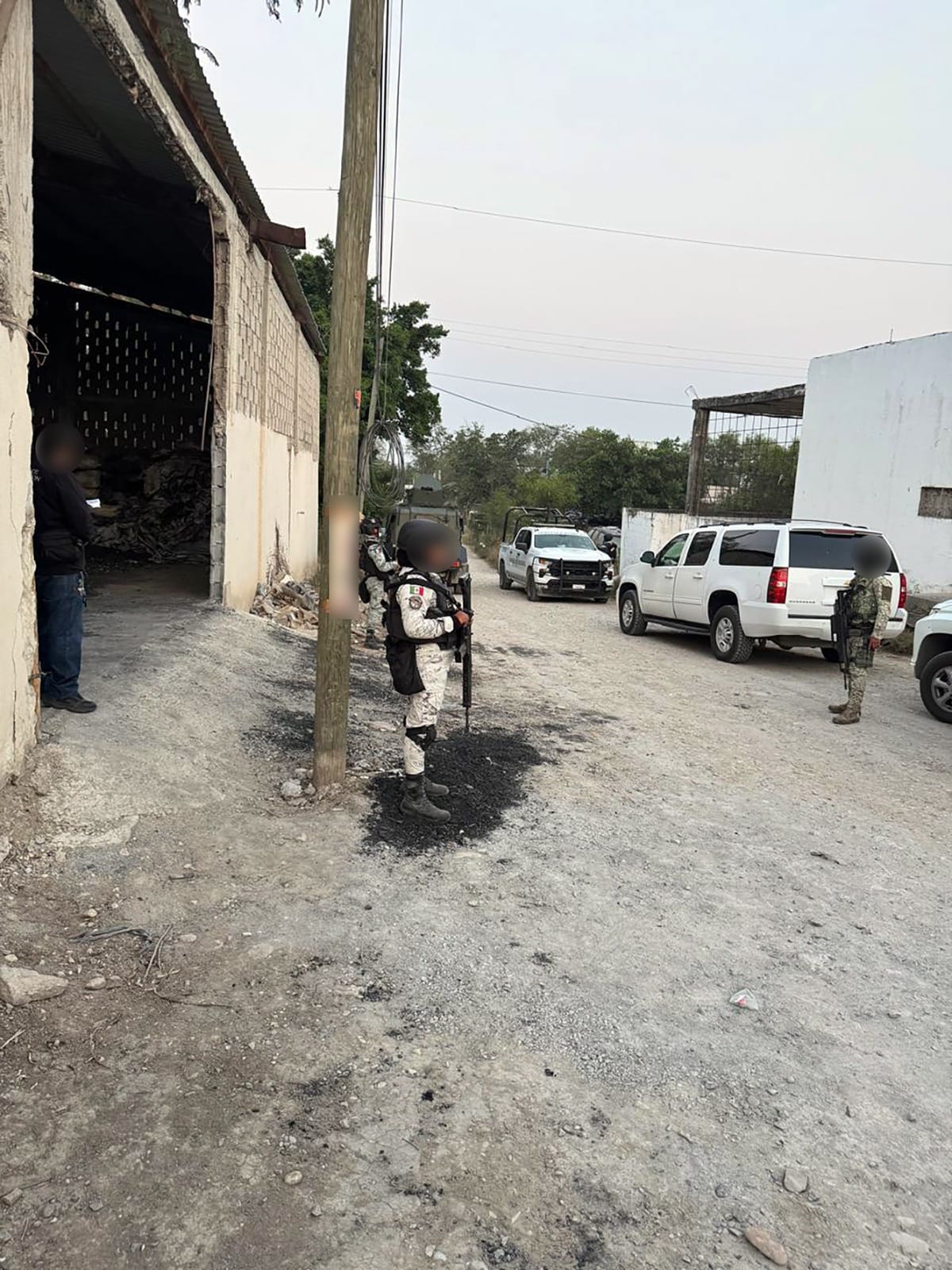 Se llevó a cabo un cateo en un inmueble ubicado en la colonia Juventud Revolucionaria del municipio de Soto La Marina, donde se aseguraron 600 costales que contenían 14 toneladas de carbón vegetal.