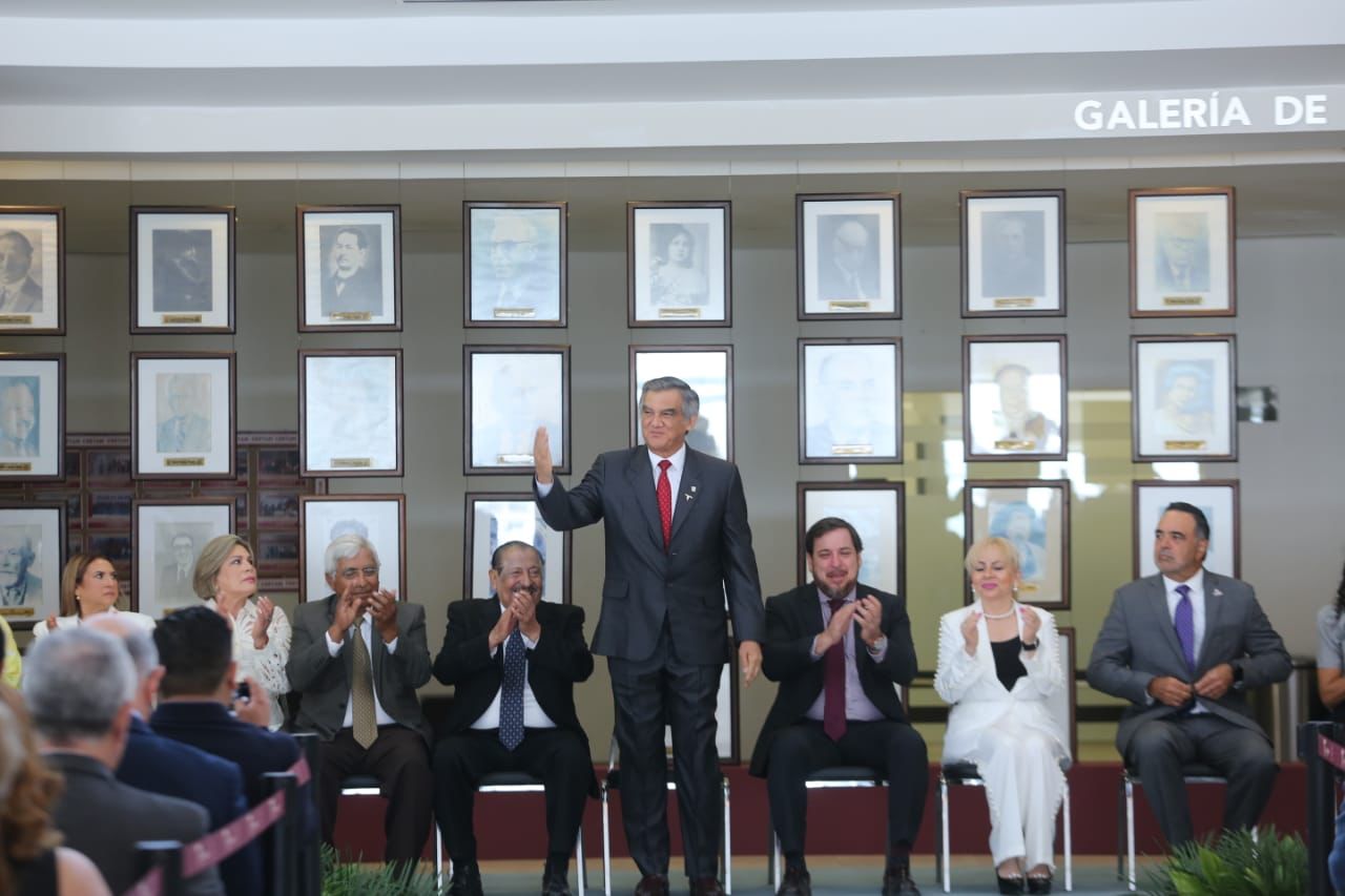 En el Centro Regional de Formación Docente e Investigación Educativa (CRETAM), Villarreal Anaya presidió la ceremonia de ingreso a la Galería de Honor del Magisterio Tamaulipeco, entregó reconocimiento y la medalla Lauro Aguirre a dos docentes.