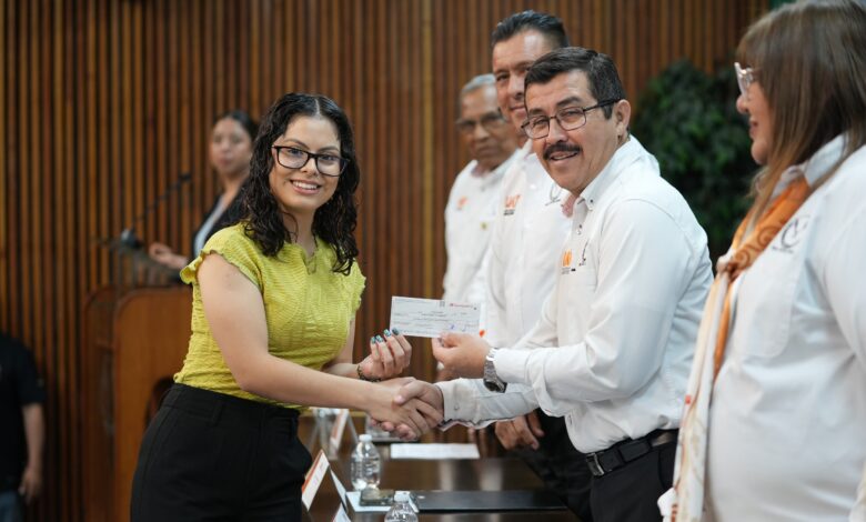 Hijas e hijos del personal docente que se han destacado como estudiantes de excelencia en la UAT, recibieron estímulos económicos.