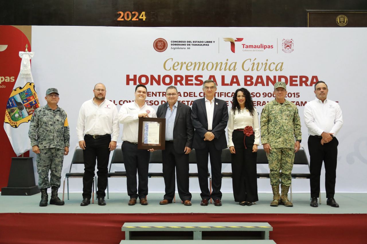 El gobernador también atestiguó la entrega del certificado ISO 9001:2015, que recibió el diputado Humberto Prieto Herrera, presidente de la Junta de Gobierno, como reconocimiento a la transparencia y al orden administrativo de los procesos en este recinto parlamentario.
