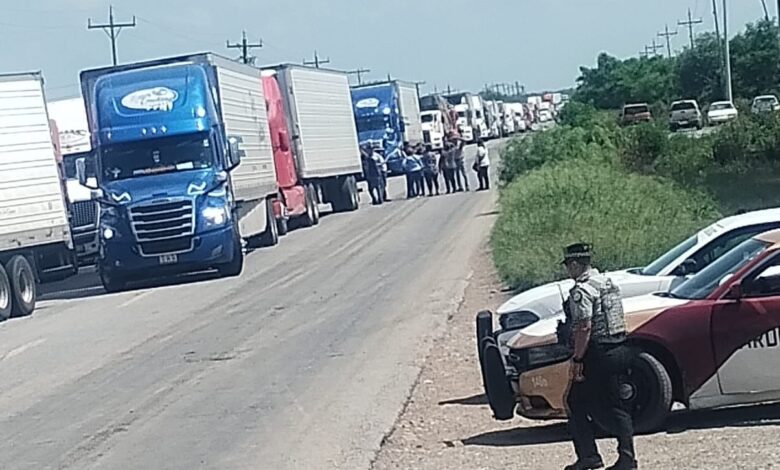Los productores de sorgo mantienen el bloqueo en las inmediaciones del Puente Internacional Reynosa-Pharr y le "Y" de San Fernando.
