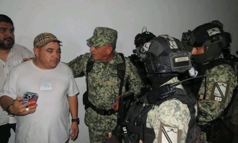 Miguel Ríos, padre de uno de los jóvenes, acusó a los elementos del Ejército Mexicano del robo de 50 mil pesos, mil dólares y varios teléfonos celulares.