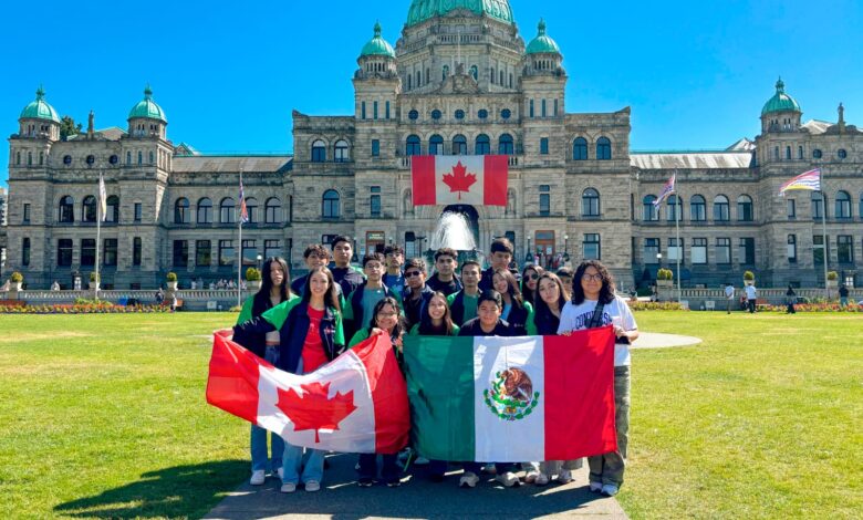 El grupo de estudiantes del Centro de Idiomas para la Niñez y la Adolescencia (CeINA) de la Universidad Autónoma de Tamaulipas (UAT) se encuentra en la ciudad de Victoria, ubicada en la provincia de Columbia Británica, donde participan en el programa de movilidad internacional Verano en Canadá.