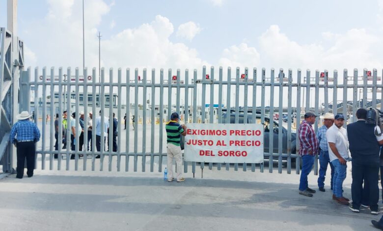 Los productores de sorgo mantienen un bloqueo en el puente internacional Reynosa-Pharr.