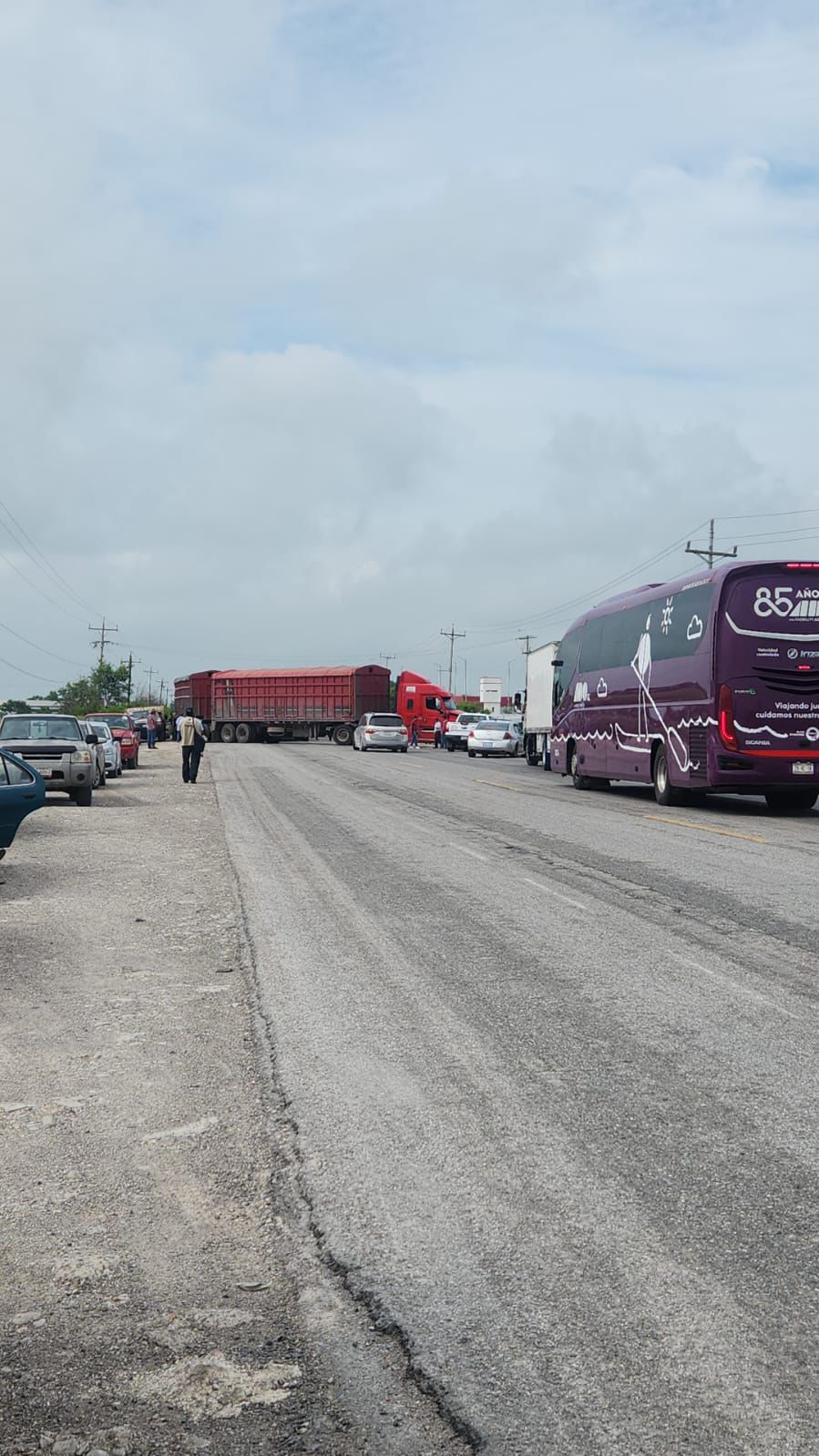 Autobuses, camiones y automovilistas se han visto afectados por las manifestaciones de los productores.