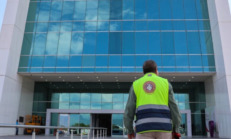 Brigadistas de diversas dependencias en la Torre Bicentenario recibieron capacitación especializada en el uso de extintores.