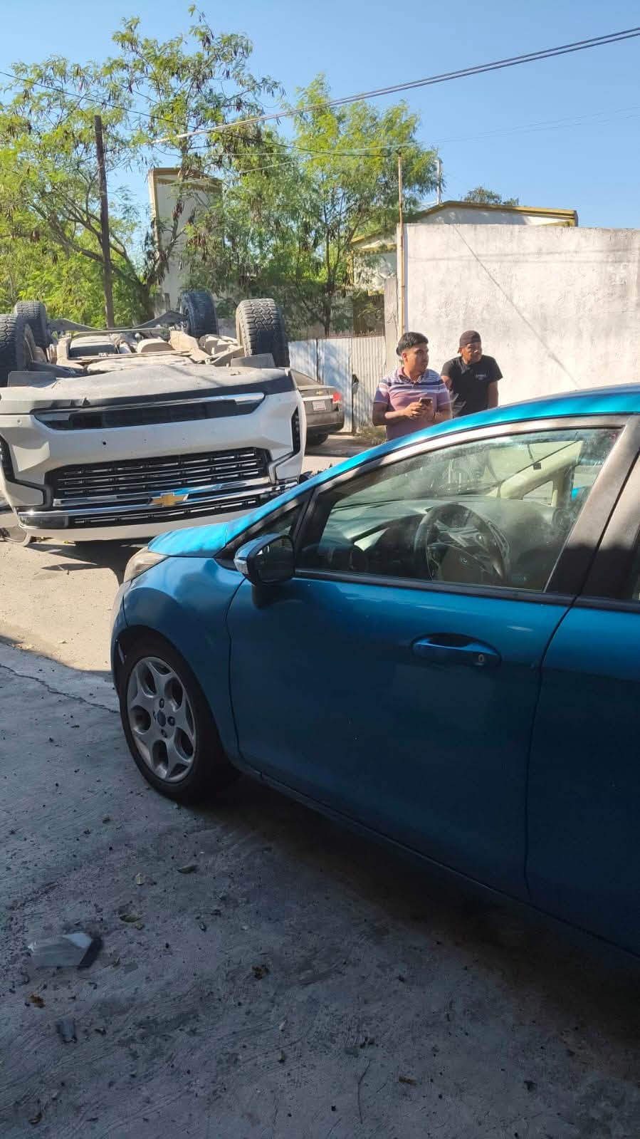 Una camioneta donde circulaban los delincuentes volcó; allí se recuperaron armas, cartuchos y un chaleco.