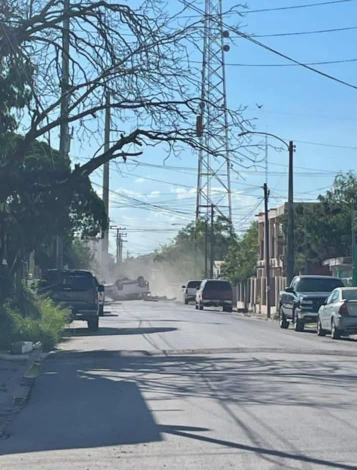 Un vehículo volcado es reportado en Matamoros.
