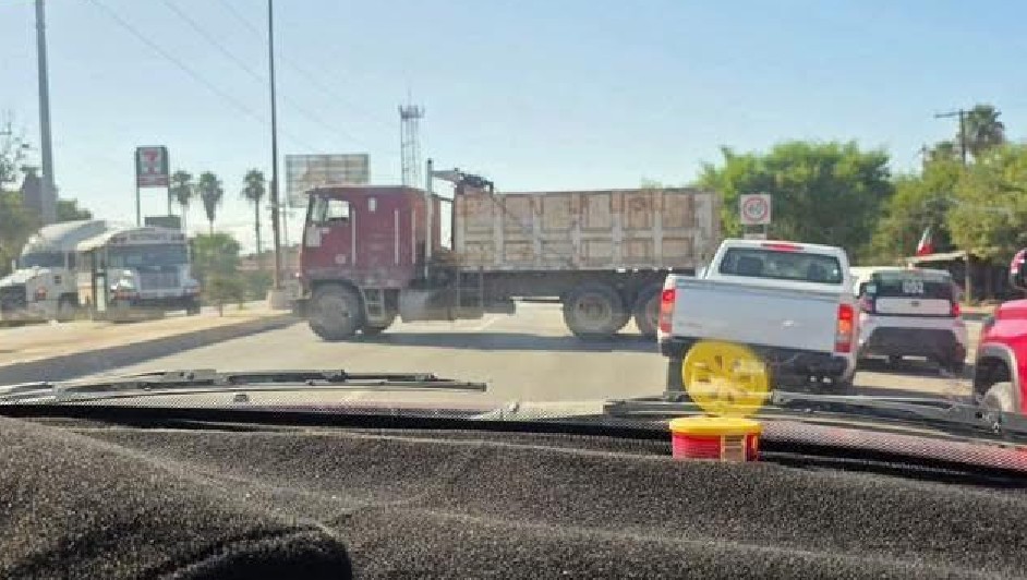 Utilizando unidades particulares, los delincuentes bloquearon diferentes puntos en Matamoros para evitar a los uniformados.