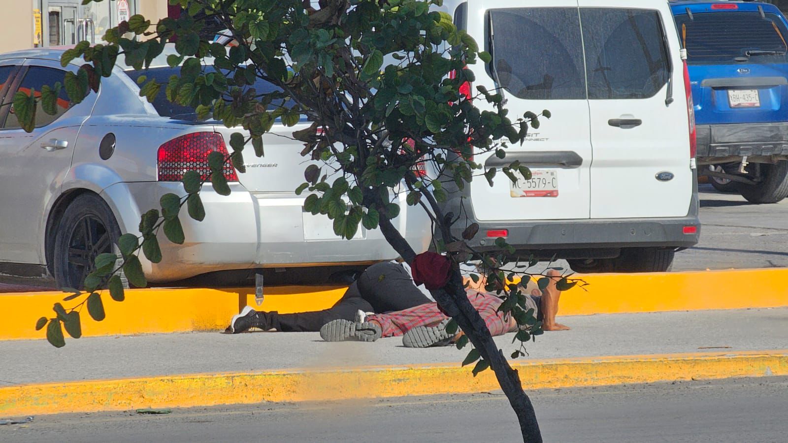 Los ciudadanos tuvieron que buscar refugio o tirarse pecho tierra en la calle para tratar de evitar una bala perdida.