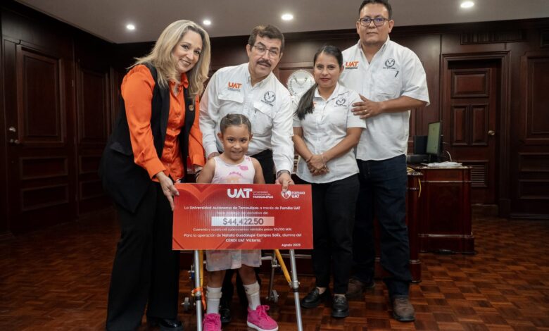 La pequeña Natalia Guadalupe Campos Solís, recibió un donativo de Familia UAT para ayudarla a enfrentar dos cirugías de cadera que requiere para mejorar su salud.