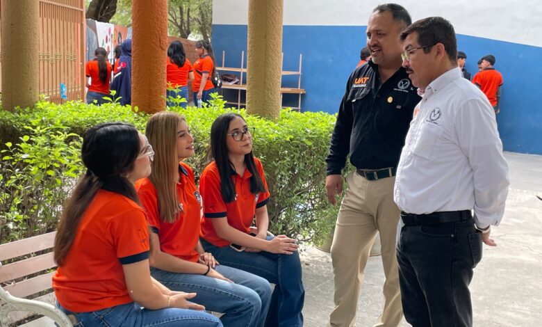 La jornada "Un día con tu Rector" se llevó a cabo en la Unidad Académica Multidisciplinaria Valle Hermoso (UAMVH).