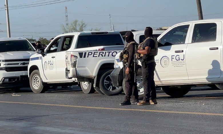 La familia viajaba en un vehículo blanco, un menor murió en el lugar mientras los padres resultaron lesionados.