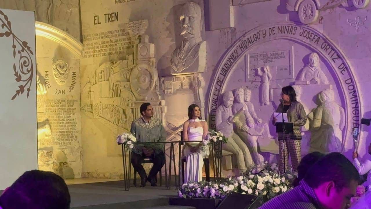 Carlos Peña y Yelitza Garza formalizaron su matrimonio en el museo del Ferrocarril en Reynosa.