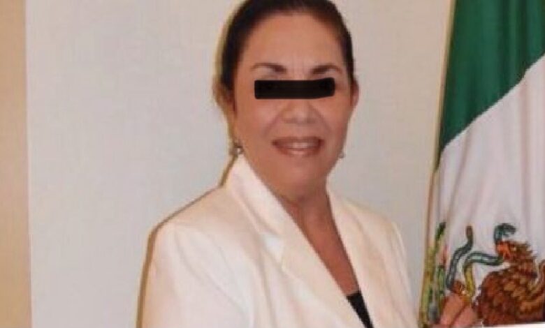A María de Lourdes “A”, se le acusa de los presuntos delitos de ejercicio ilícito del servicio público y uso ilícito de atribuciones y facultades.
