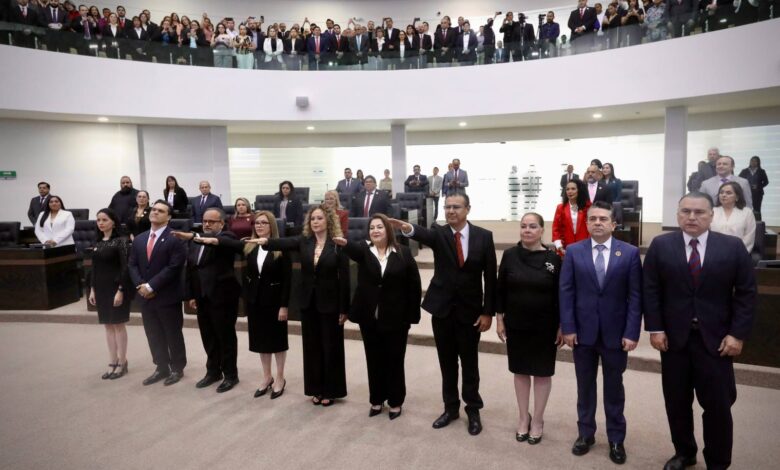 Los integrantes del Órgano de Administración del Poder Judicial toman protesta ante el Congreso del Estado.