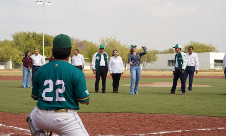 La alcaldesa Carmen Lilia Canturosas Villarreal inauguró el renovado campo de béisbol del Instituto Tecnológico de Nuevo Laredo.