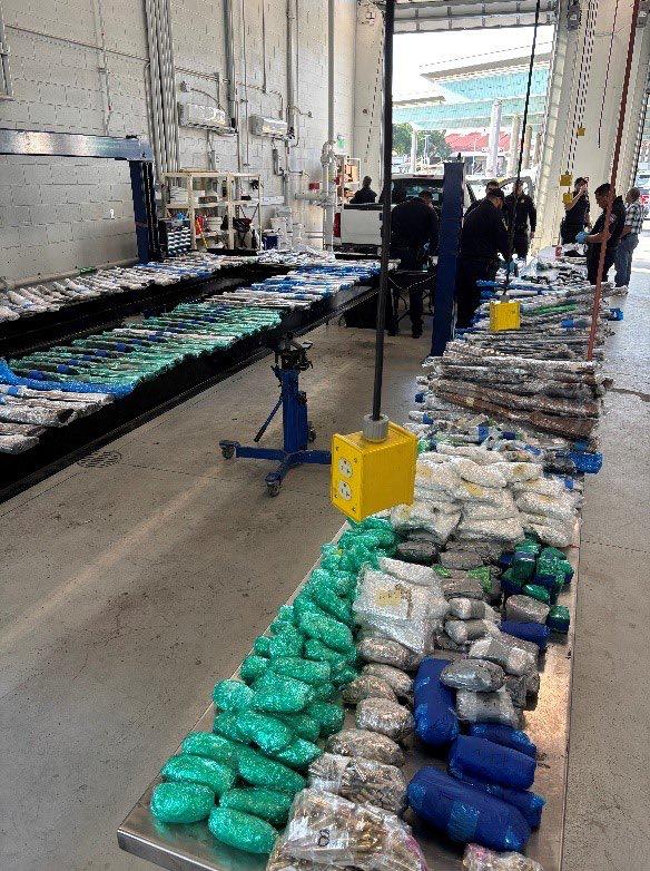 Más de 500 armas de fuego y 31 mil cartuchos ocultos en paredes falsas de remolques fueron asegurados en el puente internacional Juárez-Lincoln