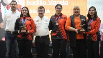 Photo of Entrega Rector el galardón “Correcaminos Orgullo UAT”