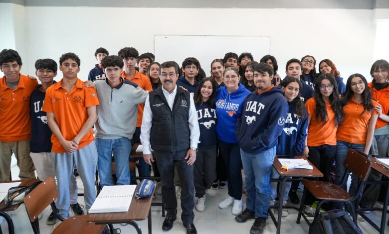 El Rector de la Universidad Autónoma de Tamaulipas (UAT), Dámaso Anaya Alvarado constató los avances académicos de la Prepa 3.