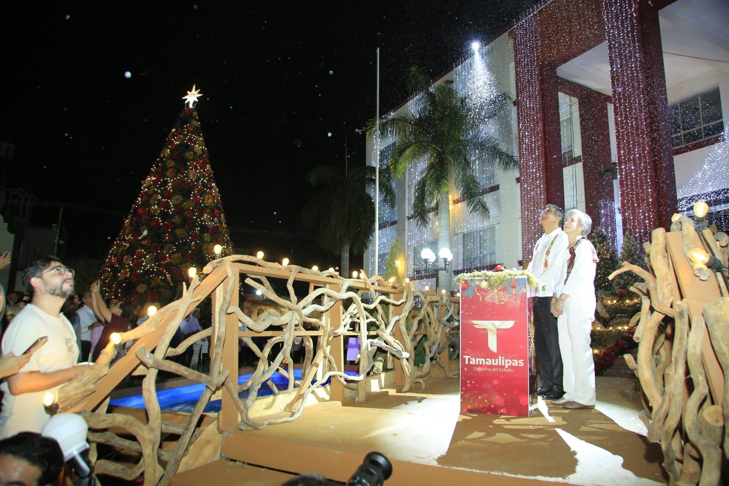 El gobernador Américo Villarreal Anaya, junto a la presidenta del DIF Estatal, María de Villarreal, encendieron la Navidad en Tamaulipas.