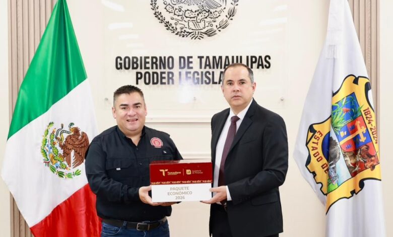 El diputado Isidro Vargas Fernández recibió del Secretario de Finanzas, Carlos Irán Ramírez González, el paquete económico 2026.