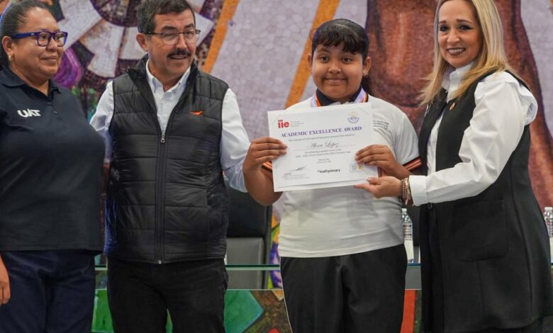 El Rector entregó reconocimientos a estudiantes del Centro de Idiomas para la Niñez y la Adolescencia (CEINA).