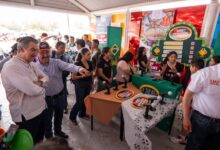 Photo of Américo y Dámaso recorren stand de la UAT en DIFzania