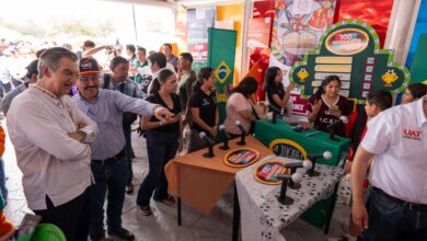 Photo of Américo y Dámaso recorren stand de la UAT en DIFzania